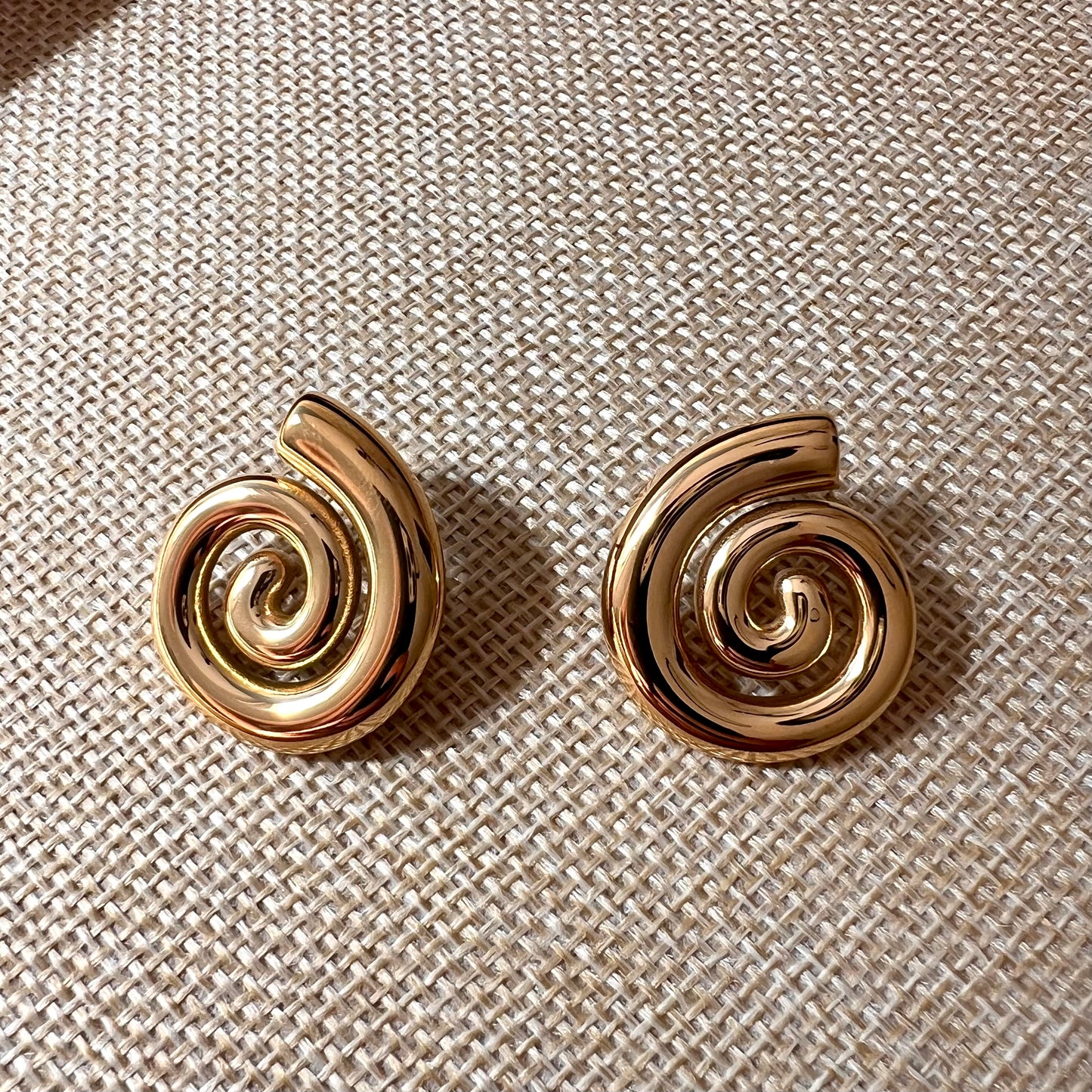 Sammy Swirl Stud Earrings in GOLD